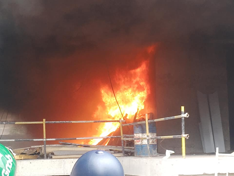 Đám cháy chủ yếu là vật liệu xây dựng.