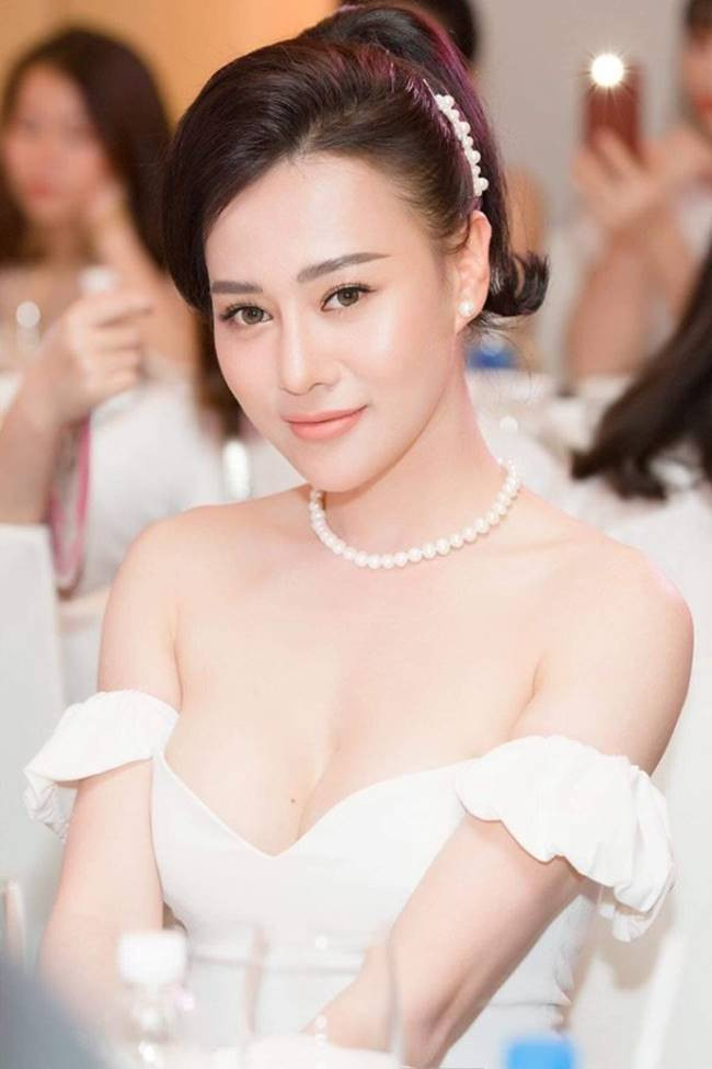 Phương Oanh vốn dĩ có vòng 1 đầy đặn nên cô chẳng ngại hở với mẫu váy trễ vai. Dù váy có trễ nhưng được giữ cố định bởi phần bèo ngang tay nên vẫn mang lại cảm giác an toàn cho người mặc mà không sợ hớ hênh.