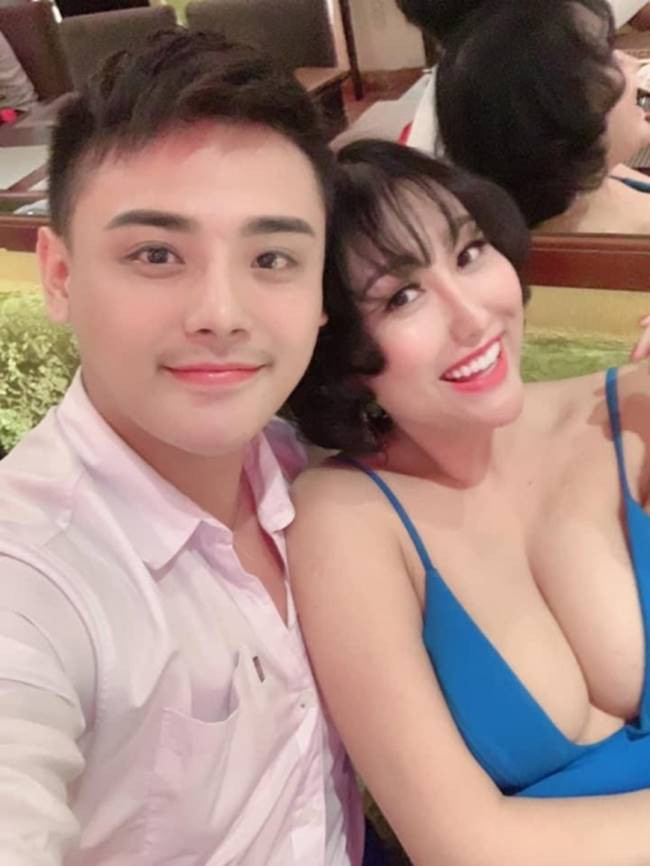 Phi Thanh Vân thường xuyên chọn trang phục như bức tử vòng ngực, thoải mái chụp hình ở bất kỳ đâu với những người bạn. 