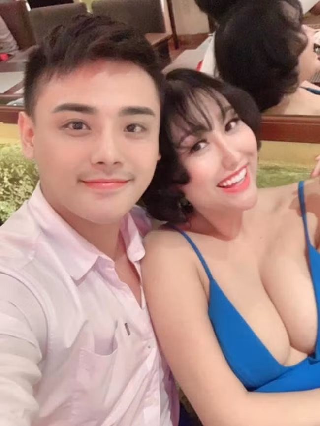 Phi Thanh Vân thường xuyên chọn trang phục như bức tử vòng ngực, thoải mái chụp hình ở bất kỳ đâu với những người bạn. 