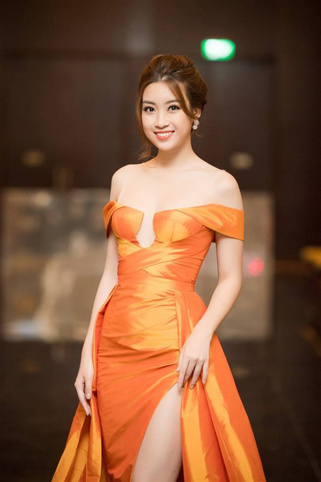 Thiết kế Đỗ Mỹ Linh mặc khá an toàn dù đánh lừa thị giác như sắp tụt, bởi trang phục được may thêm lớp vải trong suốt qua vai như 1 chiếc áo bình thường.