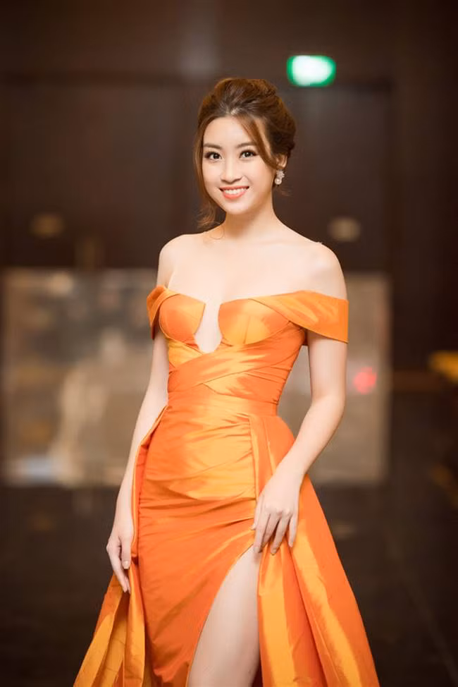 Thiết kế Đỗ Mỹ Linh mặc khá an toàn dù đánh lừa thị giác như sắp tụt, bởi trang phục được may thêm lớp vải trong suốt qua vai như 1 chiếc áo bình thường.