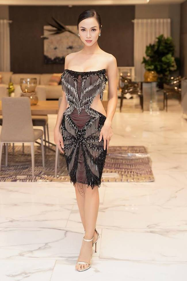 Cư dân mạng nhận xét chiếc váy này trông "nguy hiểm", "như sắp tụt" nhưng Vũ Ngọc Anh cho hay: "Nhìn như muốn rớt ngực nhưng mà không rớt được. Nó chắc lắm. Có dây buộc phía sau và nẹp phần ngực. Không thể tụt nhưng nhìn như chực nhảy ra vậy đó. Váy này nặng lắm. Lúc về nhà, tôi bị hằn hết cả người."