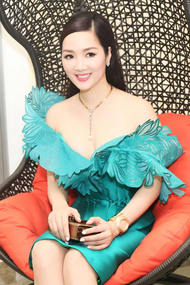 Hoa hậu Giáng My đúng là tường thành nhan sắc khó ai vượt qua, làn da trắng không tỳ vết được tôn lên qua mẫu váy trễ vai màu xanh ngọc hút mắt.