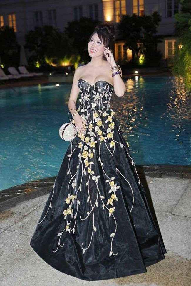 Phát huy thế mạnh bản thân, cô thường mặc váy áo 2 dây mỏng manh ở đời thường và đầm dạ hội cup ngực mỗi lần xuất hiện ở sự kiện nào đó.