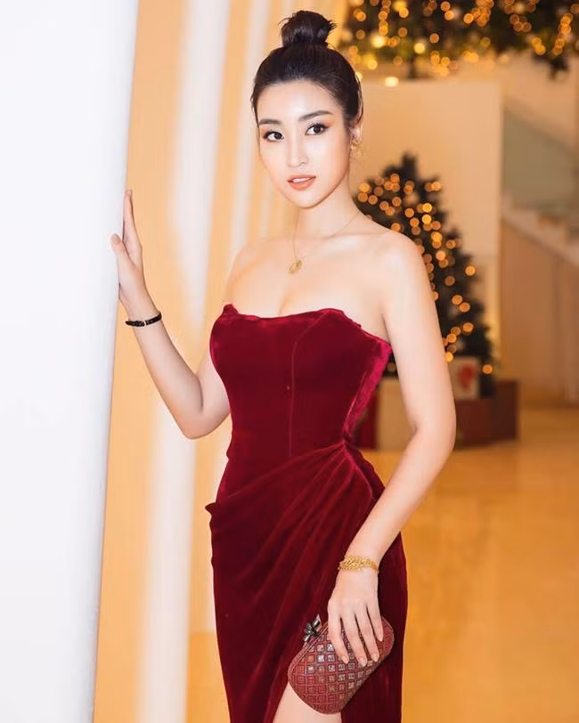 Đỗ Mỹ Linh dù vòng 1 khiêm tốn nhưng cô lại rất thích mặc váy trễ vai hay cup ngực và vẻ đẹp thanh lịch luôn là điều mà người đối diện nhìn thấy trước tiên, sau đó mới là sự gợi cảm.