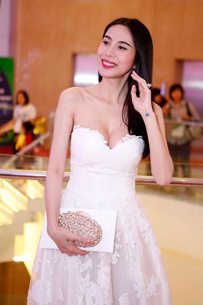 Tưởng rằng Thủy Tiên với vóc dáng mảnh mai thì vòng 1 sẽ khiêm tốn nhưng không ngờ khi mặc mẫu váy cup ngực, trễ sâu lại quyến rũ tới vậy. 