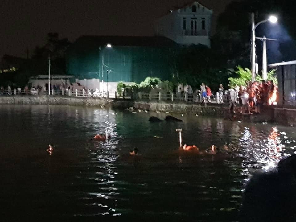 Boi thuyen vit bi lat, hai be gai duoi nuoc tu vong