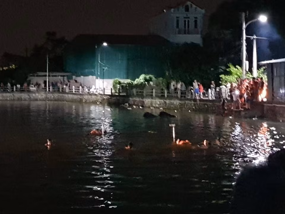 Boi thuyen vit bi lat, hai be gai duoi nuoc tu vong