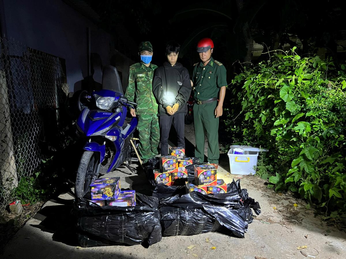 Bắt đối tượng vận chuyển hơn 70kg pháo trái phép ở Quảng Trị Bat doi tuong van chuyen hon 70kg phao trai phep o Quang Tri
