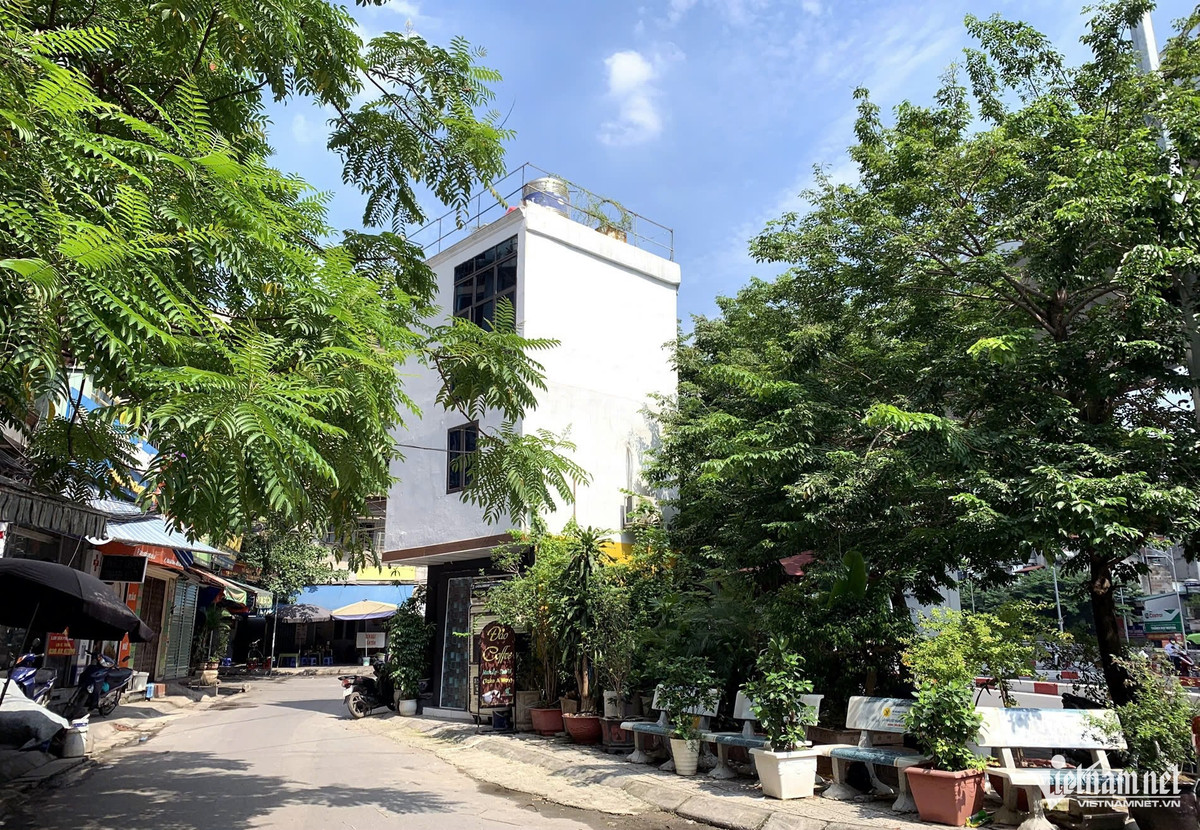 Độc lạ nhà 4 mặt tiền như bùng binh nằm giữa đường Hà Nội Doc la nha 4 mat tien nhu bung binh nam giua duong Ha Noi