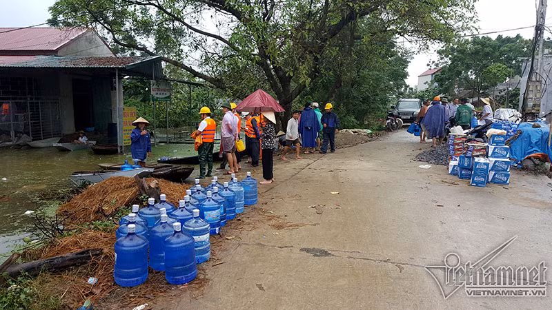 Xã Nam Phương Tiến đã cấp miễn phí cho người dân 600 thùng nước và 400 thùng mì tôm