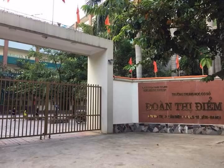 Ha Noi: Hoc sinh truong THCS Doan Thi Diem nga tu tang 2