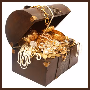 Cụ thể, trong lúc đào vườn để mở rộng hồ bơi, người đàn ông trên bất ngờ phát hiện nhiều viên ngọc trai, san hô hóa thạch cùng các món cổ vật khác.