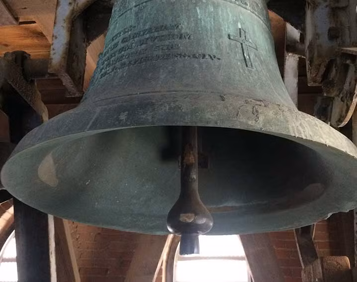 Sau đi đào chúng lên, người đàn ông nhận thấy những vật thể bí ẩn trên chính là hai chiếc chuông của nhà thờ có niên đại khoảng 400 tuổi.