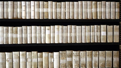 Do hạn chế người tiếp cận các tài liệu trong Mật khố Vatican nên nhiều tin đồn xuất hiện. Trong số này, một số lời đồn cho rằng bên trong Mật khố Vatican có chứa những hồ sơ, tài liệu về người ngoài hành tinh.