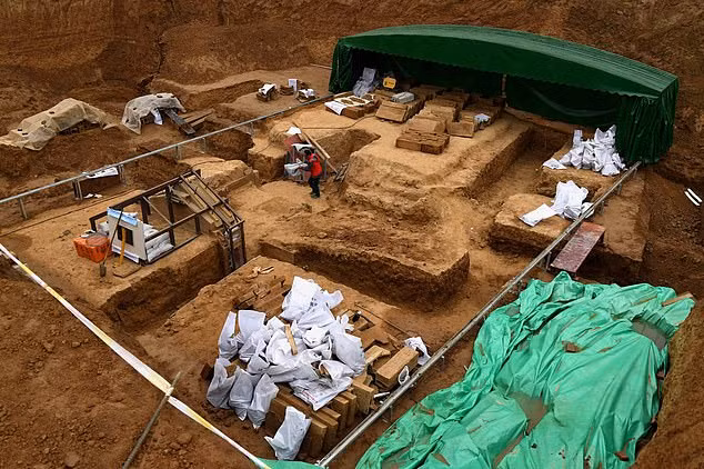 Ban đầu, các nhà khảo cổ học cho rằng, chất lỏng đựng trong lọ đồng là rượu vì mùi hương của nó. Tuy nhiên, đến cuối tháng 2 vừa qua, các thí nghiệm của giới chuyên gia chỉ ra chất lỏng trên bao gồm: diêm tiêu và alunite. Trong tài liệu cổ của đạo Lão, đây là những thành phần chính của thuốc “trường sinh bất tử”.