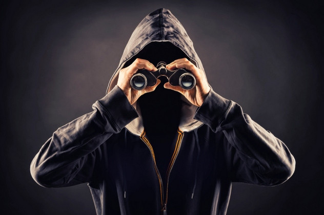 Kẻ gọi điện bí ẩn còn nghe lén những cuộc điện thoại của gia đình nạn nhân, trong đó có cuộc trò chuyện qua điện thoại giữa họ với cảnh sát địa phương.