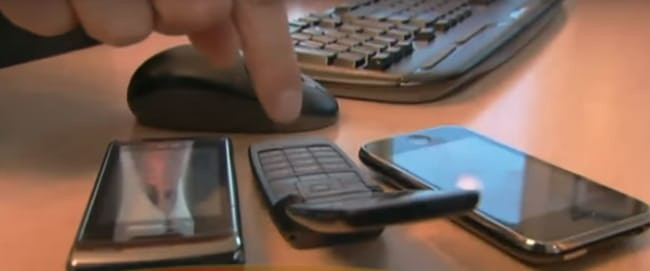 Những gia đình trên trình báo với cảnh sát rằng, kẻ gọi điện tới có thể nói chính xác họ đang làm gì hay đang mặc trang phục như thế nào.