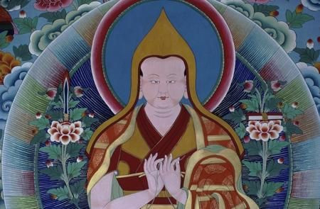 Để kiểm tra xem cậu bé có chính xác là hóa thân tái sinh của đại sư Gendun Drupa, người ta đặt nhiều đồ vật trong đó có những đồ dùng hàng ngày của Đạt Lai Lạt Ma đầu tiên. Khi ấy, cậu bé chọn chính xác những đồ dùng hằng ngày mà đại sư Gendun Drupa để lại.