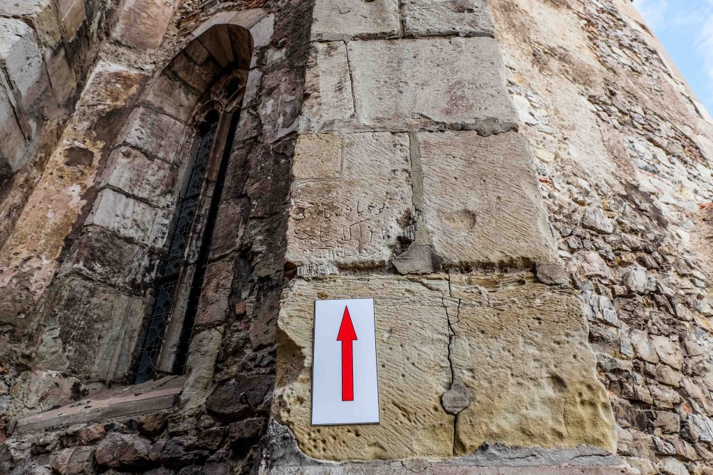 Những người nô lệ được yêu cầu đào giếng và tìm nguồn nước. Nếu thành công thì họ sẽ được trả tự do.