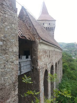 Tuy nhiên, người chủ lâu đài đã không giữ đúng lời hứa năm xưa. Thay vì được thả tự do, những người nô lệ bị chặt đầu.