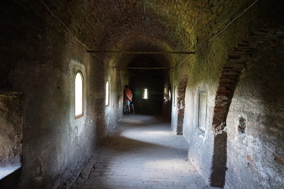 Sau 10 năm, những nô lệ cũng đào được nguồn nước để phục vụ đời sống của những người sống trong lâu đài.