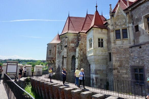 Sau khi những nô lệ trên bị giết chết, linh hồn của họ không thể siêu thoát vì cái chết oan uổng. Do vậy, linh hồn những người nô lệ đã "ám" tòa lâu đài và gây ra những hiện tượng kỳ bí khó lý giải. Video: Khó lý giải video "ma" theo người lên taxi (nguồn: VTC14)