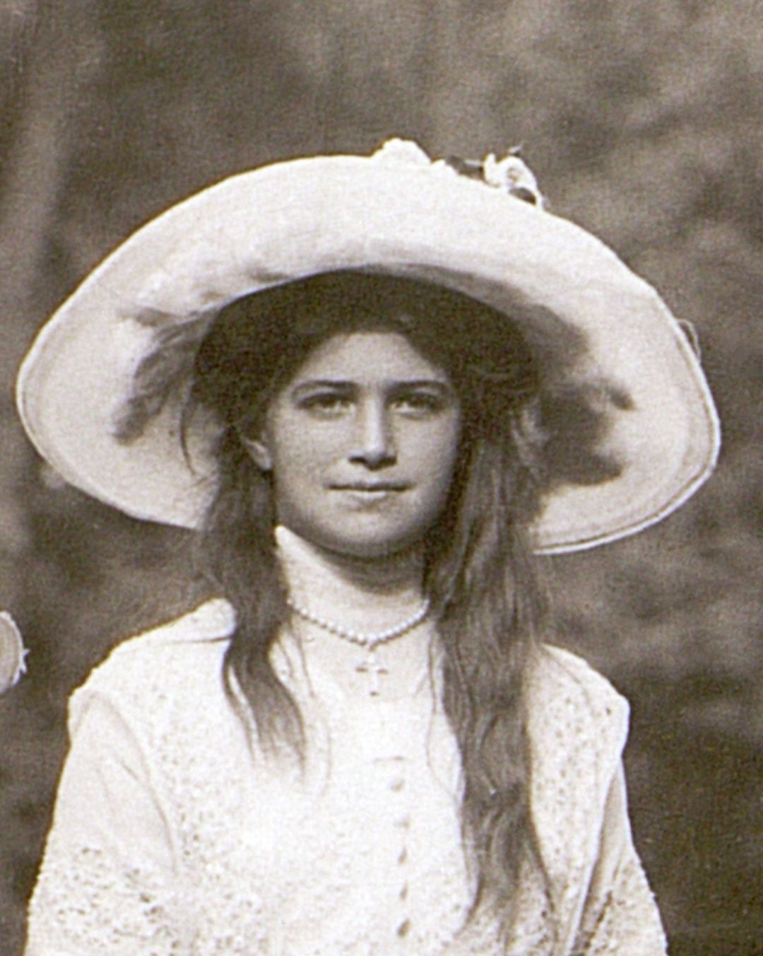 Công chúa Maria và những người chị em sống hạnh phúc trong tình yêu thương của Sa hoàng Nicholas II và hoàng hậu trong suốt nhiều năm cho đến khi ông bị phế truất vào năm 1917. Theo đó, Nicholas II là vị vua cuối cùng của chế độ quân chủ tại Nga.