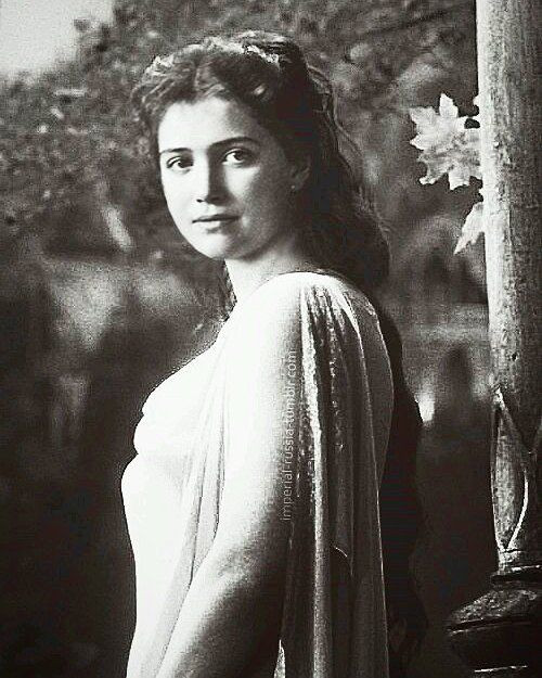 Theo một số tàu liệu, vú em của công chúa Maria từng tiết lộ rằng con gái xinh đẹp của Sa hoàng Nicholas II từng chia sẻ muốn rơi vào lưới tình với một người lính.