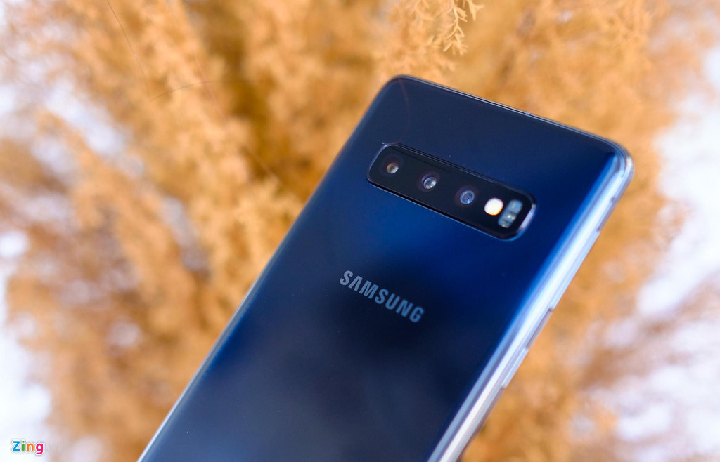 Galaxy S10 và S10+ đều có hệ thống 3 camera được đặt ngang thay vì dọc như trên Galaxy A7 2018, trong đó một camera góc rộng (77 độ) có độ phân giải 12 MP, khẩu độ kép f/1.5-F/2.4, một camera telephoto (45 độ) 12 MP khẩu độ f/1.4 và một camera góc siêu rộng (123 độ) 16 MP khẩu độ f/2.2.