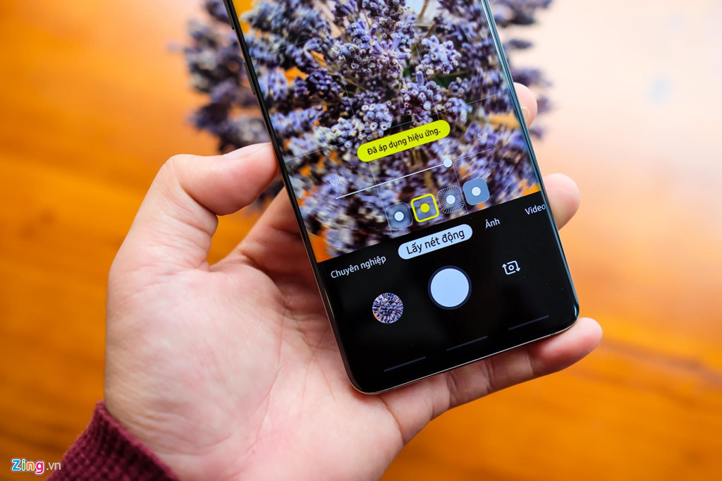 Chế độ lấy nét động của máy bổ sung thêm các hiệu ứng như xoay, thu phóng và điểm màu, mang đến hiệu ứng lạ mắt hơn khi chụp mờ phông.