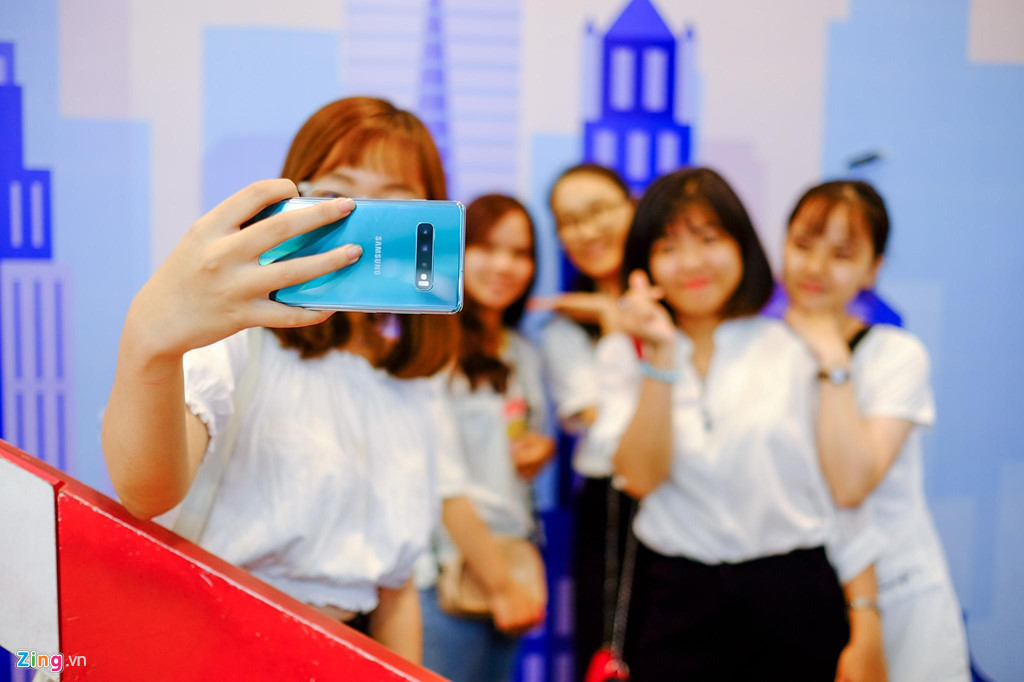 Galaxy S10+ được trang bị camera selfie kép, trong đó một camera chính 10 MP, khẩu độ f/1.9 với góc rộng 80 độ, camera thứ 2 dùng để đo độ sâu trường ảnh, độ phân giải 8 MP. Galaxy S10 chỉ có 1 camera selfie 10 MP.