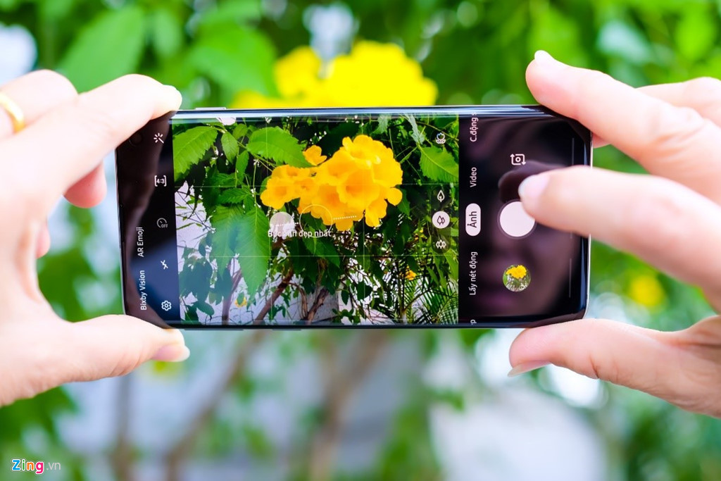 Tính năng AI camera của model này đã được nâng cấp, có thể nhận diện các bối cảnh chính xác hơn, tự động điều chỉnh ánh sáng, màu sắc phù hợp cho bức ảnh. Camera của máy còn có khả năng hiển thị lời nhắc để người dùng canh chỉnh khung hình đẹp và tự động chụp ảnh khi đã có bố cục hoàn hảo. Tính năng này rất phù hợp cho những người dùng không chuyên.