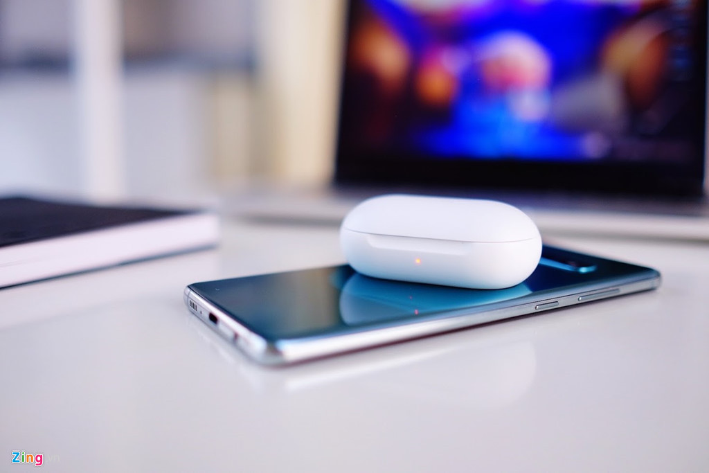 Galaxy S10+ có dung lượng pin 4.100 mAh trong khi Galaxy S10 có viên pin 3.400 mAh. Cả 2 máy đều được tích hợp sạc nhanh và sạc không dây. Samsung cũng bổ sung một tính năng có tên PowerShare giúp máy có thể chia sẻ pin không dây cho những thiết bị và smartphone tích hợp sạc không dây.