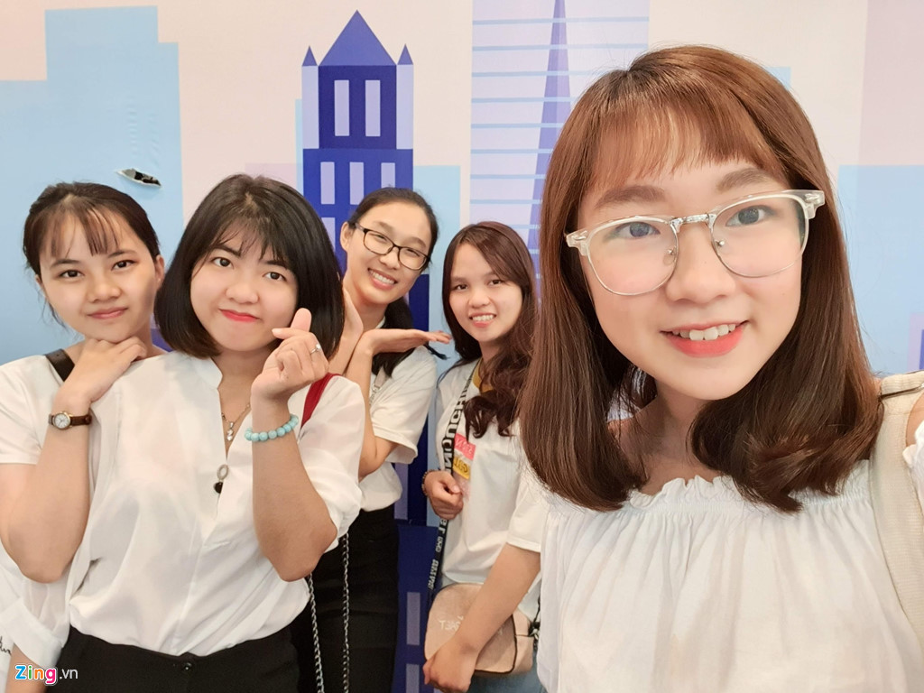 Camera selfie của 2 máy được tích hợp nhiều chế độ chụp như xóa phông, góc rộng và làm đẹp. Hình ảnh selfie của máy khá tự nhiên, phần da người được làm trắng vừa phải không quá ảo như một số smartphone khác.