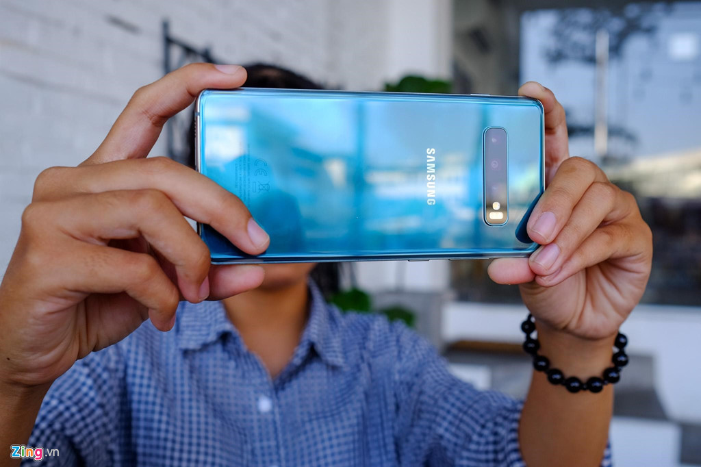 Ngoài khả năng chụp ảnh ấn tượng, model này còn được đầu tư về quay video. Máy được trang bị tính năng quay video Super Steady mang lại khả năng ổn định video tốt hơn gấp 3 lần so với các công nghệ camera trên smartphone khác.