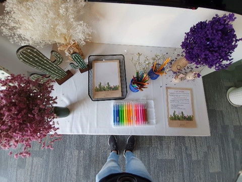 Giao diện chụp ảnh của máy bổ sung biểu tượng zoom với hình ảnh rừng cây, cây và lá cây tương ứng với siêu rộng, rộng và tele. Người dùng có thể chuyển nhanh giữa các chế độ này. Đặc biệt với chế độ chụp góc siêu rộng, người dùng có thể lấy được nhiều chi tiết hơn khi chụp ảnh phong cảnh, chụp nhóm với bạn bè một cách dễ dàng.