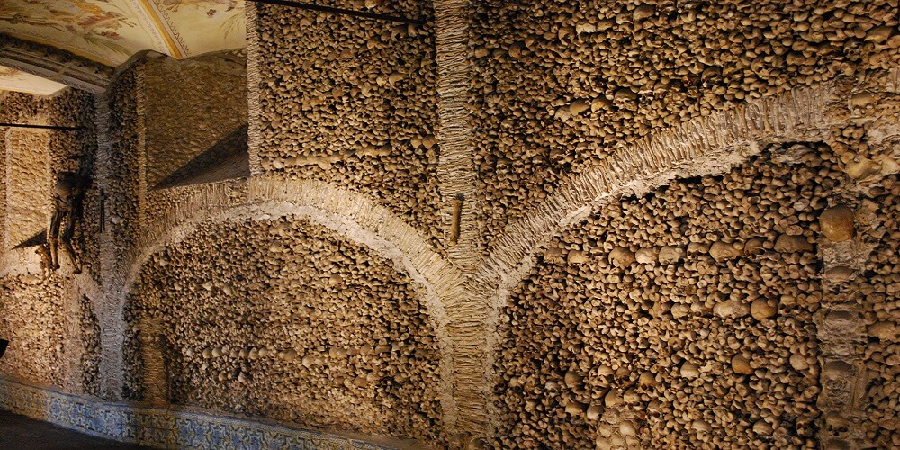 Vào thời điểm nhà thờ xương người được xây dựng, thành phố Évora có tới hơn 40 nghĩa trang.