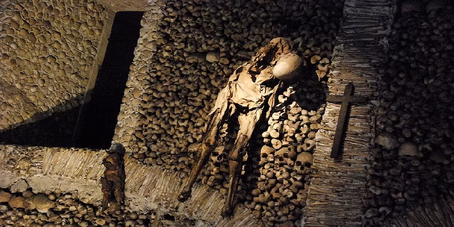 Kế đến, người ta sắp xếp các bộ hài cốt khắp các bức tường của nhà thờ đậm tính nghệ thuật.