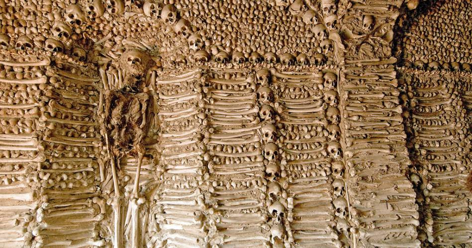 Không phải ai cũng đủ dũng cảm để bước vào nhà thờ xương người Capela dos Ossos bởi công trình này mang vẻ chết chóc rùng rợn.