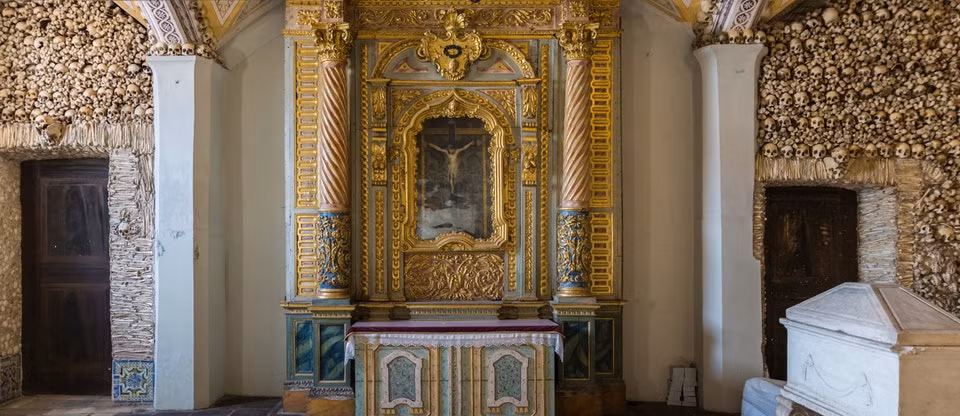 Nhiều loại xương trên cơ thể người chết được sắp xếp theo nhiều kiểu khác nhau tạo nên những tác phẩm độc đáo.