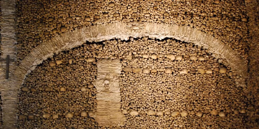 Một bức tường xương người tại Capela dos Ossos.