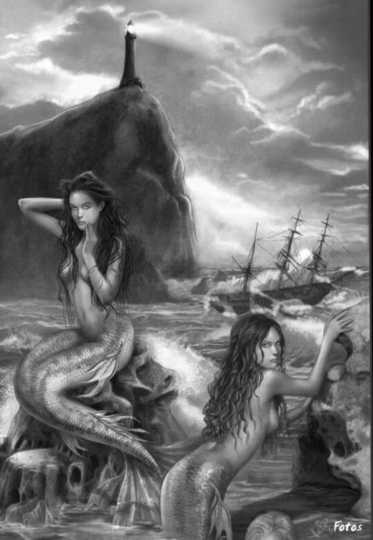 Sinh vật này mang gương mặt của một phụ nữ xinh đẹp và có mái tóc dài óng ả che hết lưng.