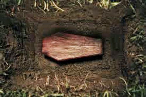 Những thành viên trong gia đình nữ bá tước Emma xứ Edgcumbe vô cùng đau buồn khi nói lời tạm biệt với người thân đã mất trước khi rời khỏi khu mộ.