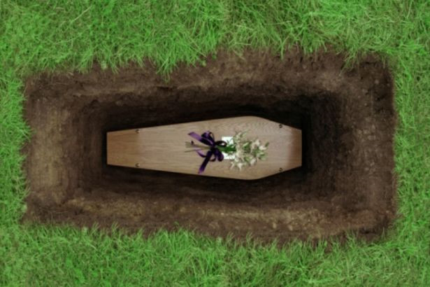 Khi nữ bá tước Emma xứ Edgcumbe gõ cửa, người trong nhà ra mở cửa và không khỏi sốc khi người thân "đội mồ sống lại". Câu chuyện của nữ bá tước Emma xứ Edgcumbe nhanh chóng lan rộng khắp nước Anh khiến dư luận bàng hoàng.