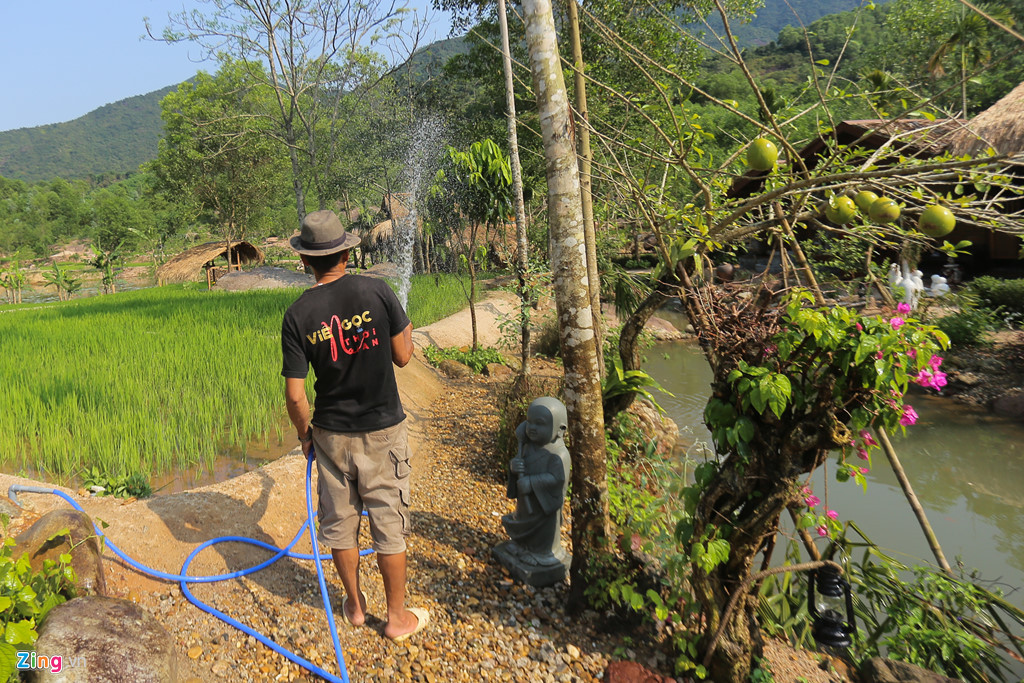 Trao đổi với Zing.vn, ông Lê Trung Cường, Phó chủ tịch UBND huyện Duy Xuyên, cho biết đã nắm được tình hình và tạm thời đình chỉ việc xây dựng trái phép tại đây, sắp tới UBND huyện sẽ họp đưa ra phương án xử lý. "Những hạng mục nào sai phạm sẽ bắt buộc tháo dỡ ngay", ông Cường nói.