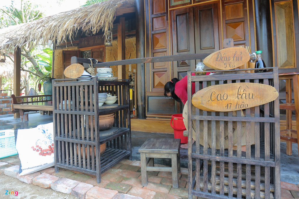 Tất cả được trình bày với phong cách cổ xưa, nhiều tiểu cảnh được bố trí trước cửa nhà như gánh mỳ quảng, cao lầu, đậu hủ...