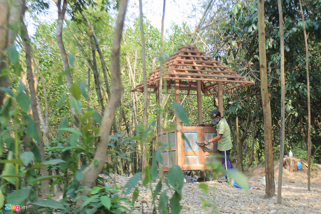 Nhưng khi địa phương lập đoàn kiểm tra hiện trạng và phát hiện có tình trạng máy móc, thiết bị được đưa vào để cải tạo một số khu vực, đổ trụ bê tông dưới ao sen. UBND xã Duy Xuyên đã lập biên bản, đình chỉ công trình, yêu cầu ngưng ngay mọi hoạt động làm ảnh hưởng đến chức năng rừng phòng hộ.