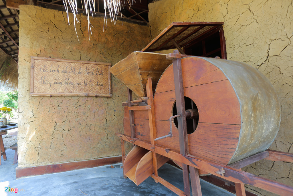 Khi PV hỏi về việc nhiều công nhân tất bật làm việc tại đây, một bảo vệ cho biết họ đang tập trung để làm công tác phòng chống cháy rừng, chứ không phải xây dựng nhà ở.